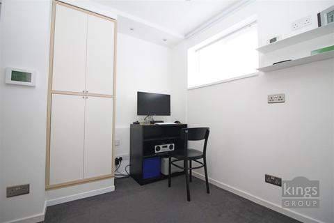 18 Peacocks, Harlow, CM19 5NY