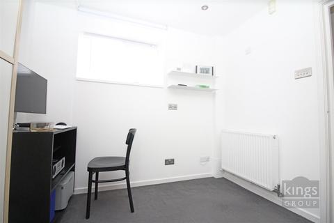 18 Peacocks, Harlow, CM19 5NY