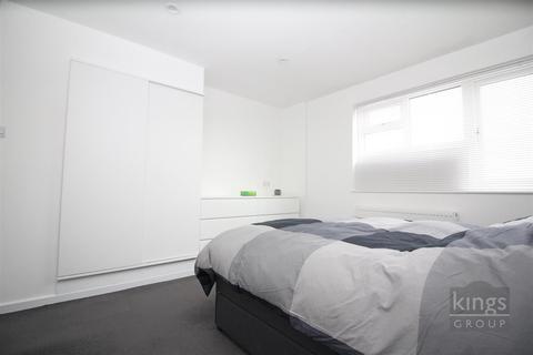 18 Peacocks, Harlow, CM19 5NY