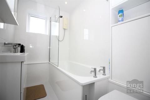 18 Peacocks, Harlow, CM19 5NY