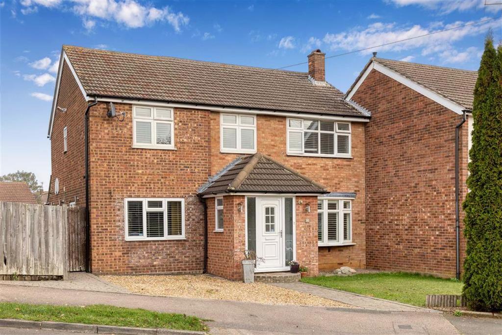 Ninesprings Way, Hitchin, Hertfordshire 4 bed house £595,000
