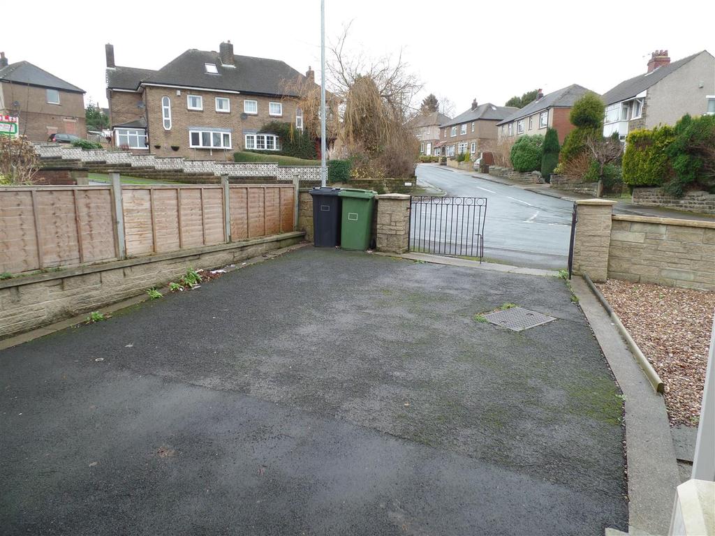 Birchington Avenue, Huddersfield 2 bed detached house £695 pcm (£160 pw)