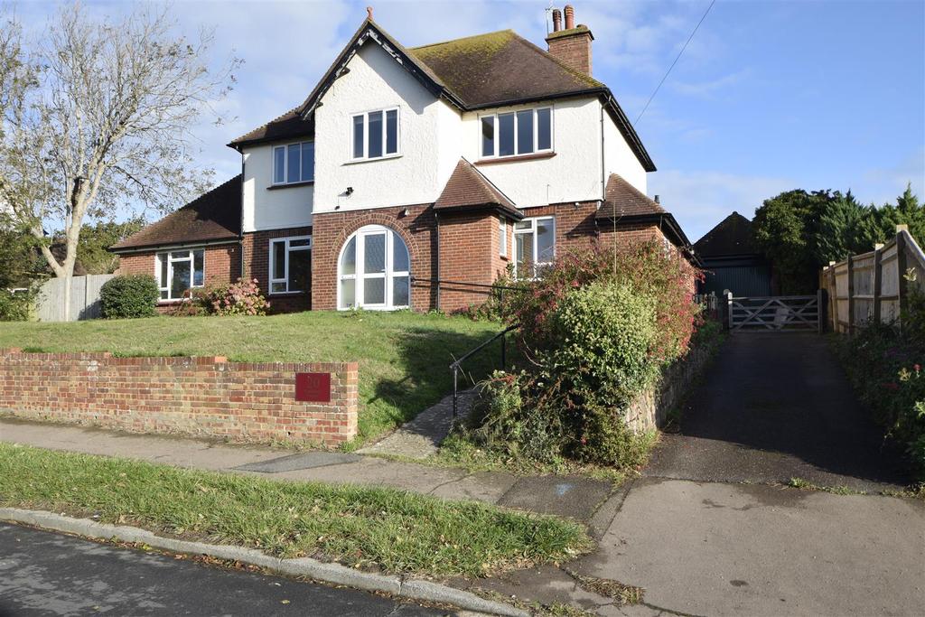 Glassenbury Drive, BexhillOnSea 4 bed house £1,375 pcm (£317 pw)