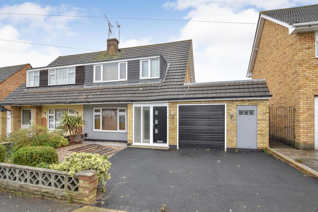 Romsey Way, Benfleet 3 bed chalet £359,995