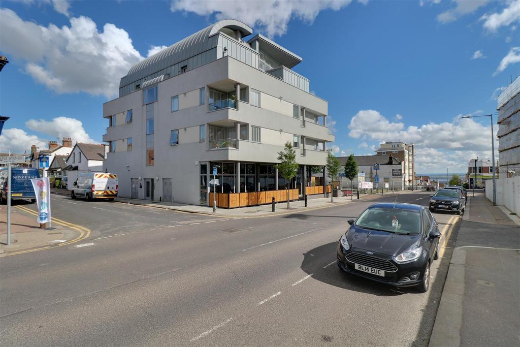 Broadway, LeighOnSea 2 bed apartment £1,250 pcm (£288 pw)