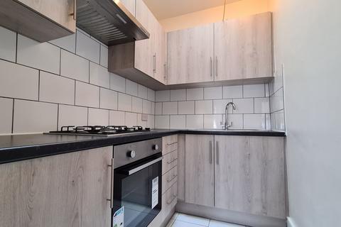 2 bedroom apartment to rent, Belton Road, London, NW2 5PE
