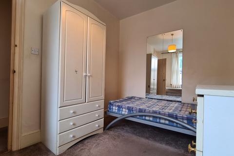 2 bedroom apartment to rent, Belton Road, London, NW2 5PE