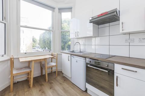 Studio to rent, Warwick Road, London  SW5