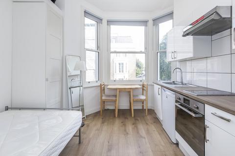 Studio to rent, Warwick Road, London  SW5