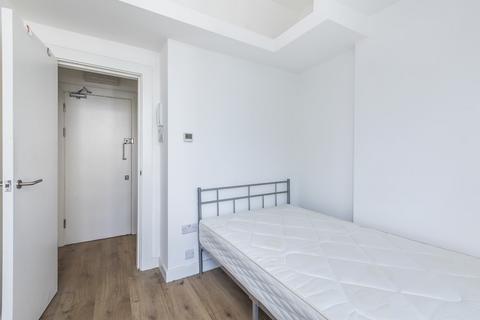 Studio to rent, Warwick Road, London  SW5