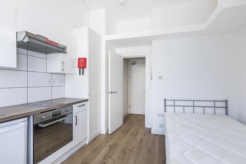 Studio to rent, Warwick Road, London  SW5