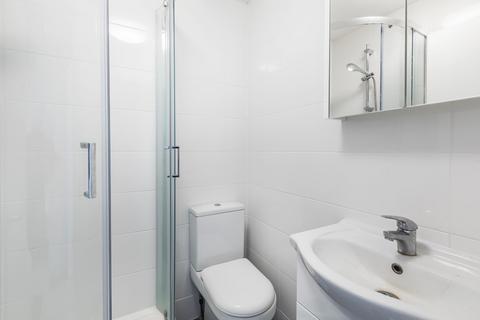 Studio to rent, Warwick Road, London  SW5