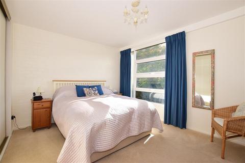 10 Punch Croft, New Ash Green, Longfield, DA3 8HP