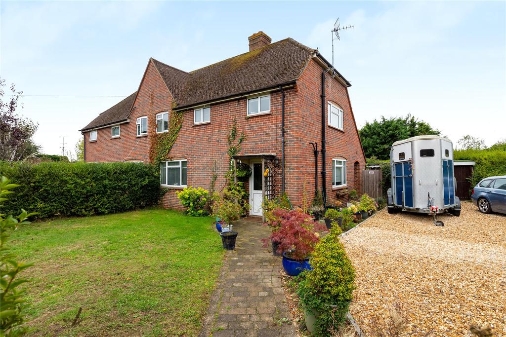 Kingsley Road, Eversley, Hook, Hampshire, RG27 3 bed semidetached