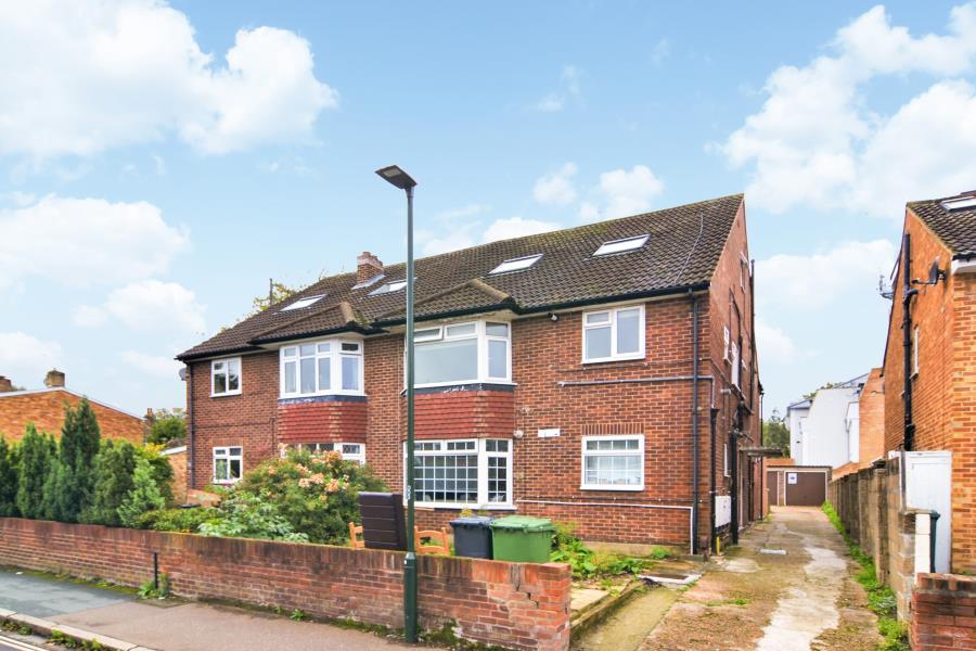 Third Cross Road, Twickenham, TW2 3 bed flat £1,450 pcm (£335 pw)