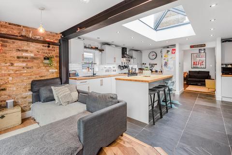 21 Hawks Road, Kingston Upon Thames, KT1 3DS