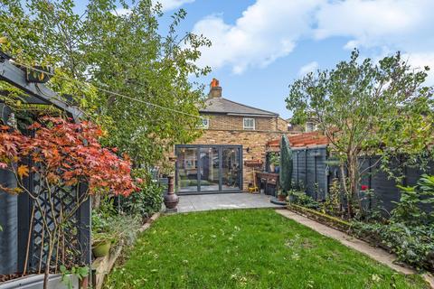 21 Hawks Road, Kingston Upon Thames, KT1 3DS