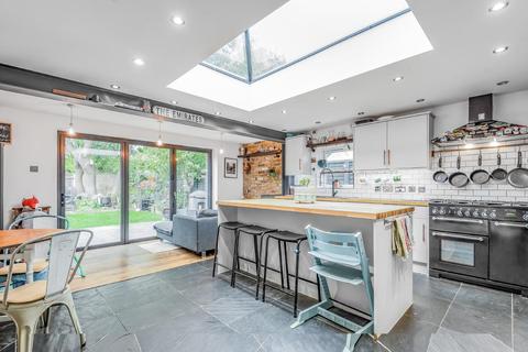 21 Hawks Road, Kingston Upon Thames, KT1 3DS