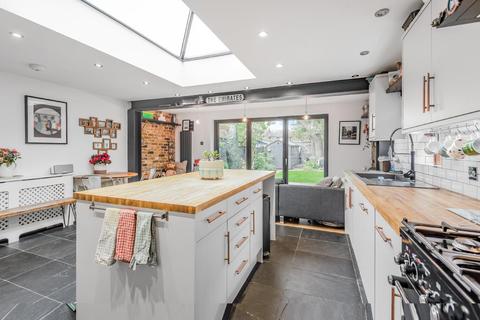 21 Hawks Road, Kingston Upon Thames, KT1 3DS