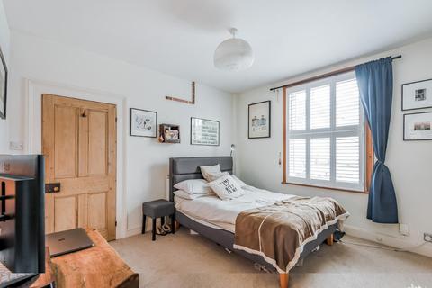 21 Hawks Road, Kingston Upon Thames, KT1 3DS