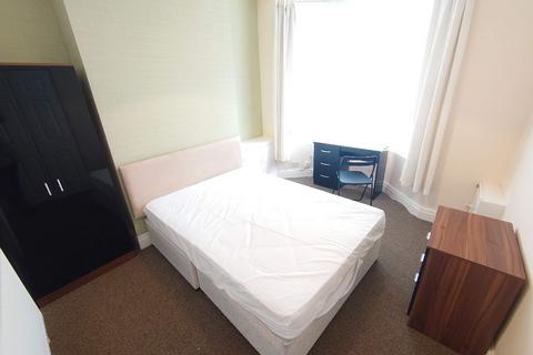 3 bedroom terraced house to rent, Romer Road, Liverpool