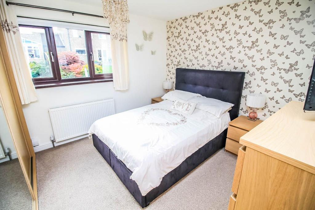 Bedroom 1 pic 2