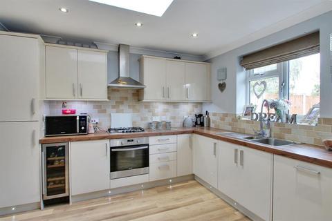 18 Ridgeway East, Sidcup, DA15 8RZ