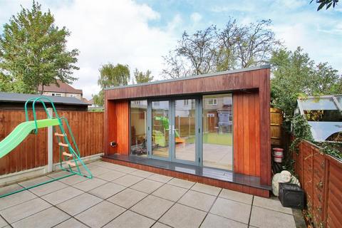 18 Ridgeway East, Sidcup, DA15 8RZ