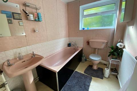 74 Everlands, Cam, Dursley, GL11 5NL