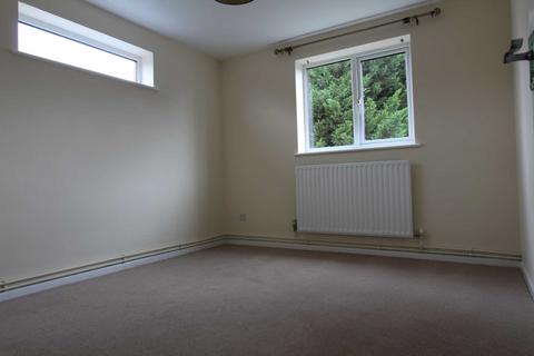 2 bedroom flat to rent, High Road, Benfleet