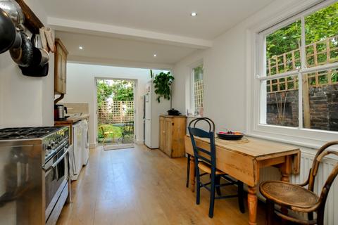 3 bedroom terraced house to rent, Dynevor Road, Stoke Newington