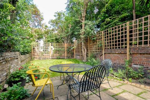 3 bedroom terraced house to rent, Dynevor Road, Stoke Newington