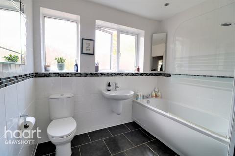 22 Hammer Lane, Haslemere, GU27 3QS