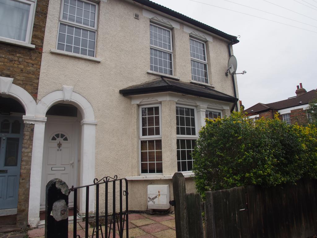 A large 4 bedroom end of terrace house in N11