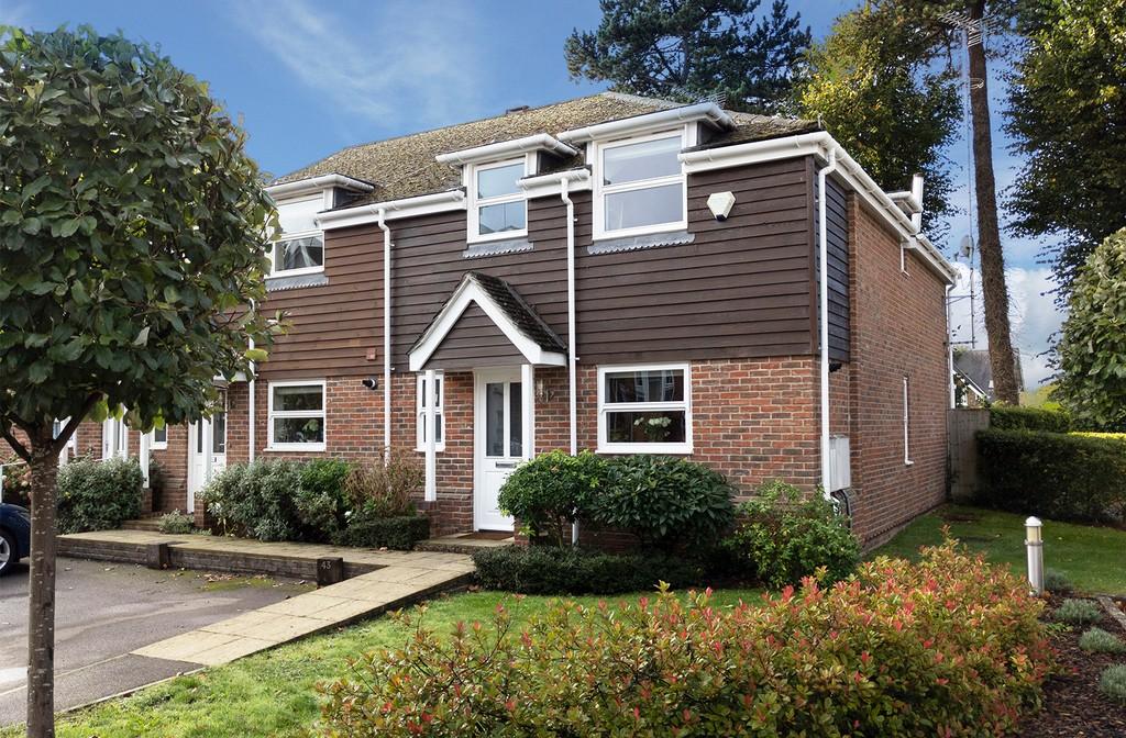Pendenza, Cobham, KT11 3 bed end of terrace house £675,000