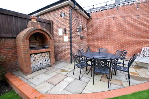 8 Allamand Close, Church Crookham, Fleet, GU52 8AR