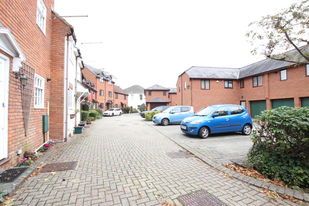 Millstream Close, Wimborne 1 bed flat £675 pcm (£156 pw)