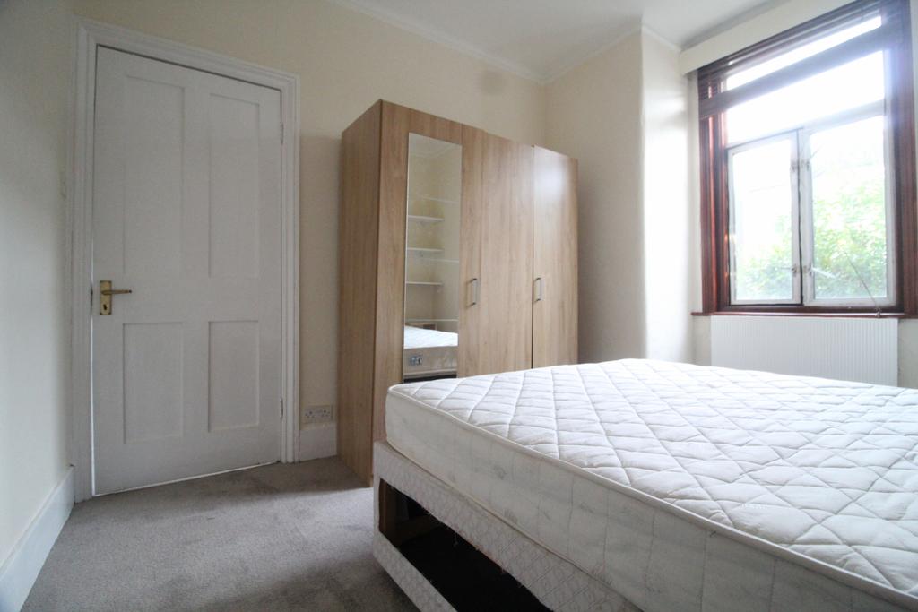 Large double bedroom available in a house shared
