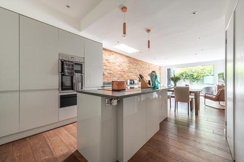 25 Albert Road, London, E18 1LE