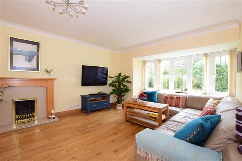 2 Angus Close, Horsham, RH12 2EQ