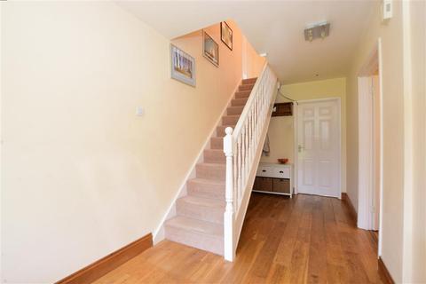 2 Angus Close, Horsham, RH12 2EQ