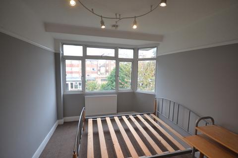 3 bedroom terraced house to rent, Eccleston Crescent, Romford