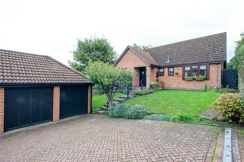 8 Novar Close, Orpington, BR6 0XA