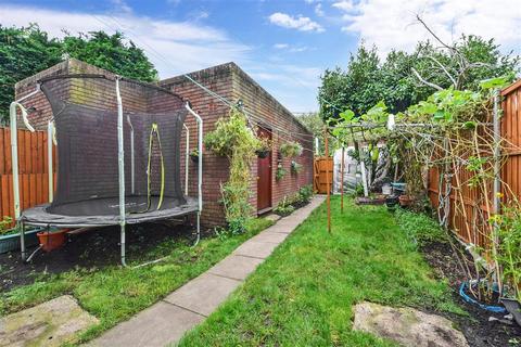 49 Waterfields, Leatherhead, KT22 7XB