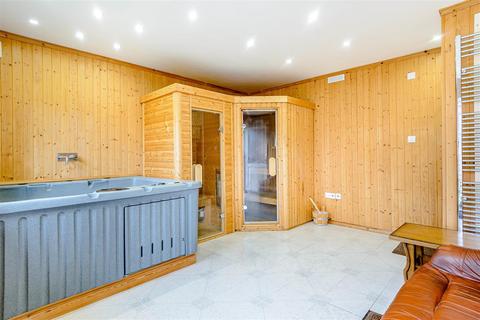 23 The Vale, London, N14 6HR