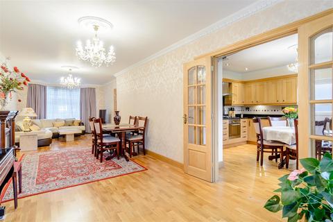 23 The Vale, London, N14 6HR