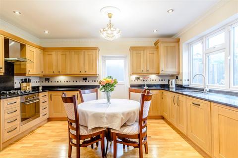 23 The Vale, London, N14 6HR