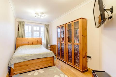 23 The Vale, London, N14 6HR