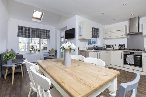 12 Black Myres Close, Queensbury, Bradford, BD13 2FQ