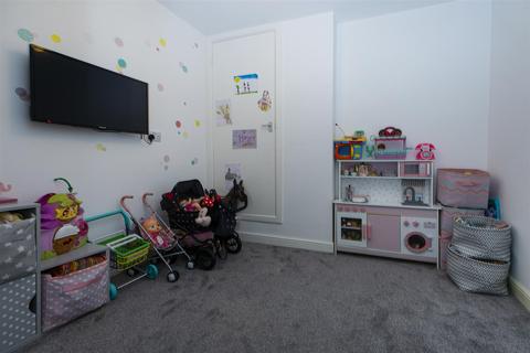 12 Black Myres Close, Queensbury, Bradford, BD13 2FQ